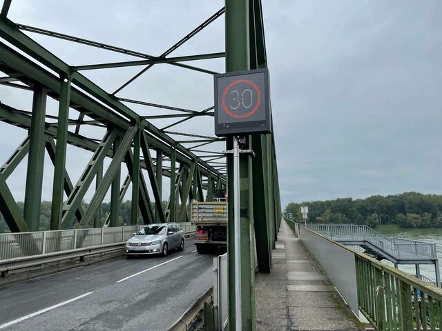 Im Juli 2022 wurden zusätzlich zum 30er-Schild (das seit dem Frühjahr 2022 vor Ort war) digitale Geschwindigkeitstafeln an beiden Enden der Brücke montiert. | Foto: BezirksRundSchau Perg