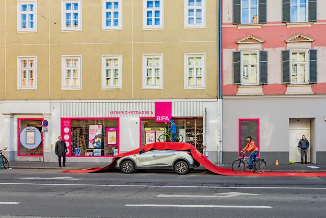 Ein roter Teppich für Radfahrerinnen und Radfahrer: So macht der Verein MoVe iT auf die Schaffung einer Hauptradroute auf der Heinrichstraße aufmerksam.  | Foto: MoVe iT