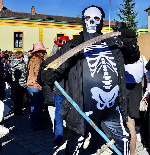 Pfarrer Ulrich Dambeck aus Edlitz präsentierte den „Sensenmann“ | Foto: Elisabeth Peinsipp“