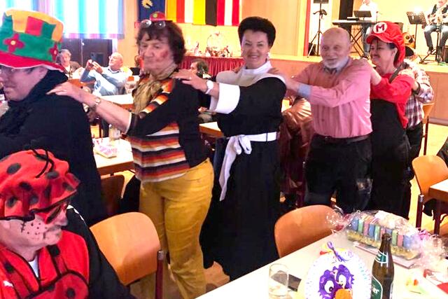 Faschings-Polonaise beim Pensionistenball in Arnoldstein. | Foto: Privat
