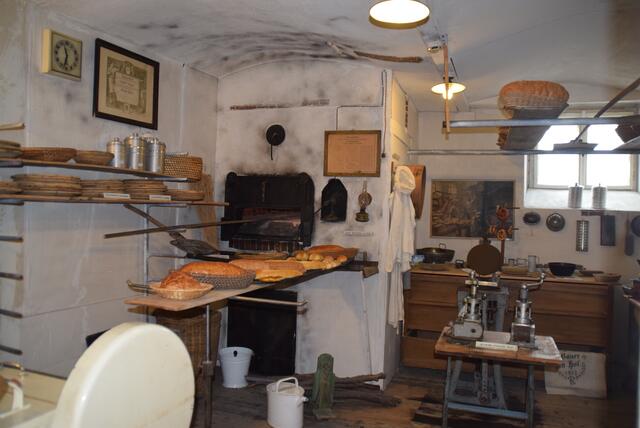 Die verschiedenen Geschäfte zeigen auf anschauliche Weise, wie zu früheren Zeiten eingekauft und gearbeitet wurde.