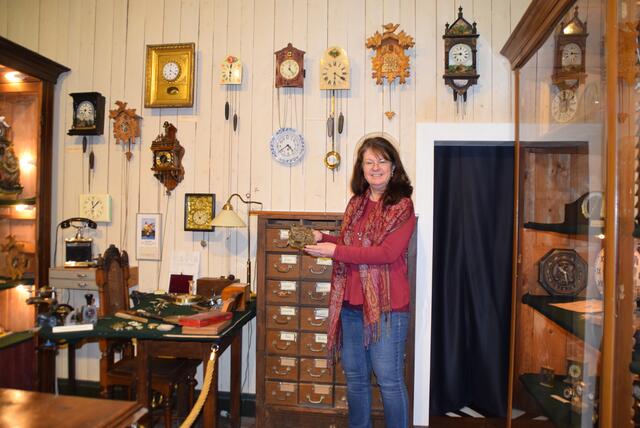 Museumschefin Karin Weber-Rektorik im Geschäft vom Juwelier Hüttl. Das ist das einzige Geschäft, das es heute noch in Traiskirchen gibt.