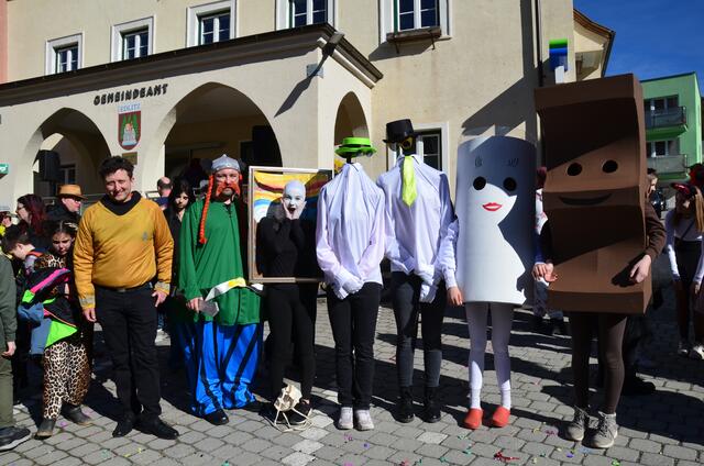 Edlitzer Vizebürgermeister Thomas Ernst alias Käptn Kirk, Mittelschuldirektor Lukas Friedl als Asterix, mit seinen Schülern der Mittelschule (v.l) | Foto: Elisabeth Peinsipp