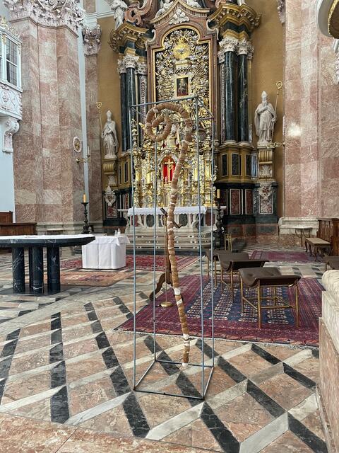 Der Bischofsstab aus Eierschalen vor dem Altar  | Foto: BezirksBlätter