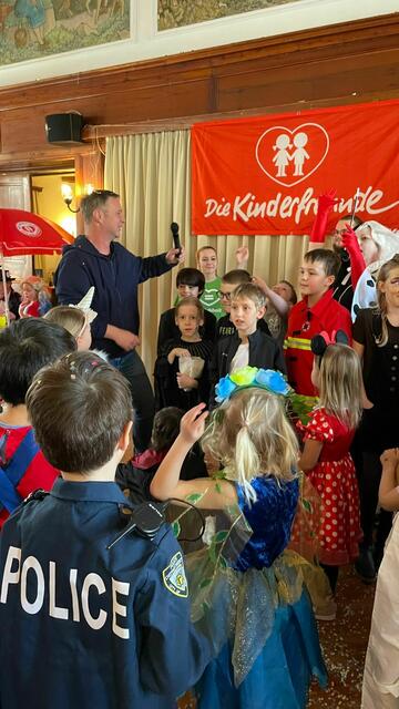 Bürgermeister Andi Babler bei der Eröffnung des Maskenballs | Foto: zVg