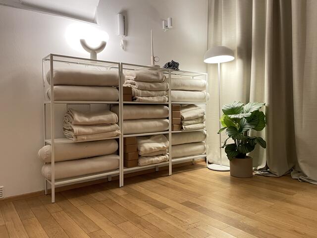 Auch Decken und Bolster, die als Unterstützung wirken, gibt es bei "MYND YOGA".  | Foto: Miriam Al Kafur