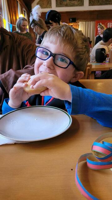 Mhhhh, der Krapfen schmeckt! | Foto: zVg