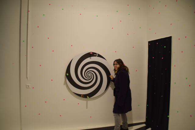 Redakteurin Mirjam Preineder dreht an der Zeitmaschine.