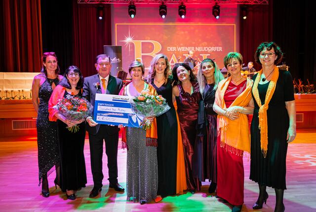 Carola Kohler, Ulrike Strelec, Bgm Herbert Janschka, Lilli Frömmer-Scherabon, Frederike Gillissen, Judith Hradil-Miheljak, Sabina Gurresch-Kainz, Gaby Fink-Hopf, Gaby Ertl (Beinahe alle Mitglied des Soroptimist Club Mödling) | Foto: Peter Hruska