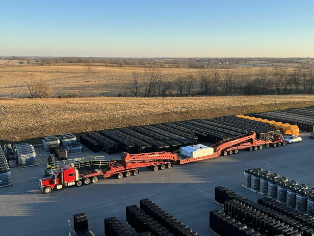 Für viele der Maschinenkomponenten wurden Spezialtransporter benötigt. Das Bild zeigt eine der 117 Tonnen schweren festen Aufspannplatten bei der Ankunft im Infiltrator Werk in Kentucky. 

 | Foto: ENGEL