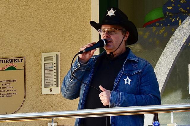 Moderator des Faschingsprogramms in Edlitz Teamleiter der Raiffeisenbank Wiener Alpen Michael Koller. | Foto: Elisabeth Peinsipp