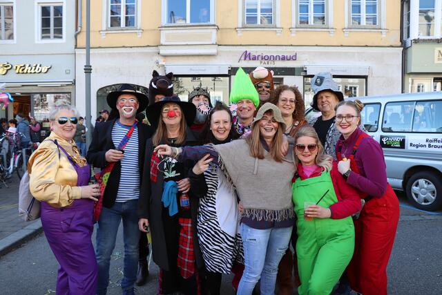 Am Stadtplatz Braunau trafen sich am Faschingsdienstag viele Faschingsfans mit tollen Kostümen. | Foto: BRS/Kreilinger
