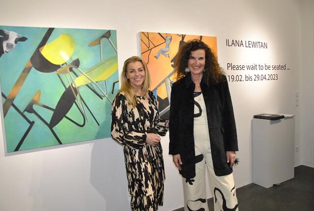 Galeristin Martina Dorner-Bauer mit der Künstlerin Ilana Lewitan. | Foto: Brigitte Eberharter