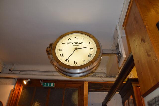 Die Uhr vom Schweizer Uhrmacher Raymond Weil ist der jüngste Zugang in der Ladenzeile. Sie hing jahrelang an der Fassade von Juwelier Hüttl in Traiskirchen.