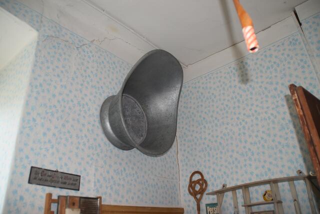 Die Sitzwanne hängt an der Wand.