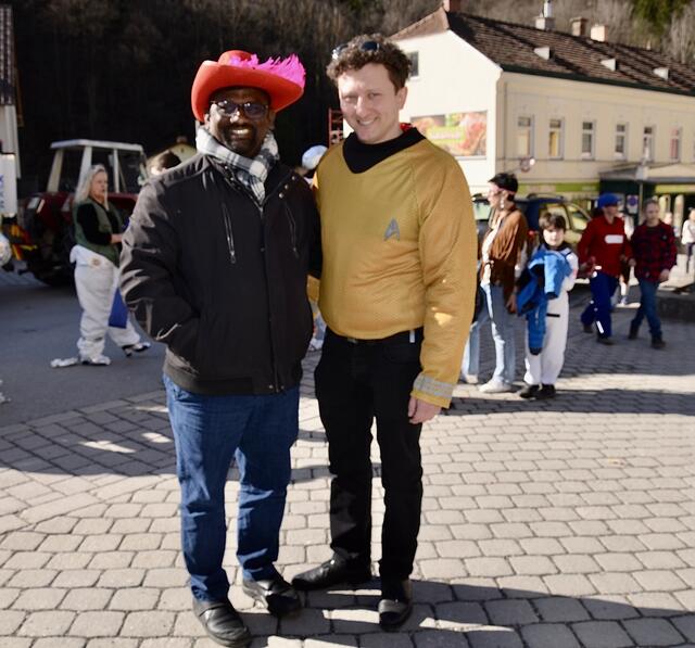 Kaplan Kondalarao mit Vizebürgermeister Thomas Ernst  | Foto: Elisabeth Peinsipp 