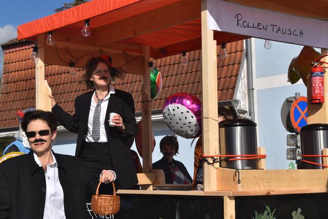  Persenbeug steht Kopf: Das war der Persenbeuger Faschingsumzug 2023 - Melk Illustration 