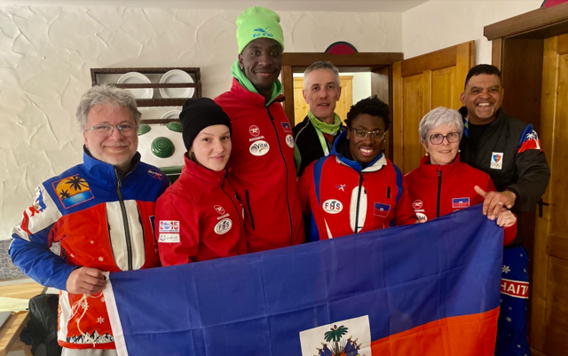 Das Langlaufteam aus Haiti im Hotel in Oberaichwald. Ein Betreuerteam kümmert sich um die Sportler Stevenson Savart (3. v.l.) und Théo Mallet (5. v.l.). | Foto: MeinBezirk.at