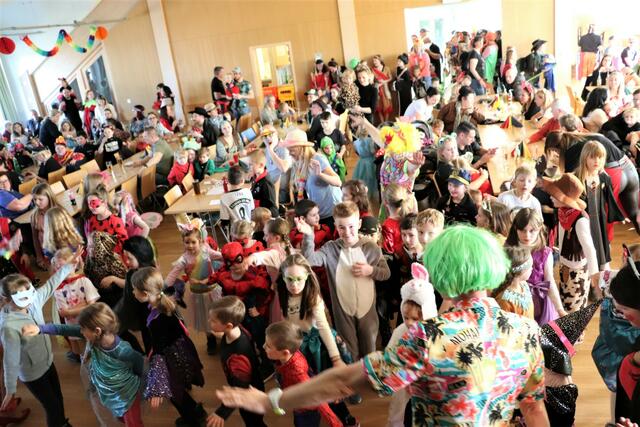 Sandra und Markus Hillebrand hatten sich für den Bauernbund-Kindermaskenball tolle Spiele ausgedacht. | Foto: Edith Ertl