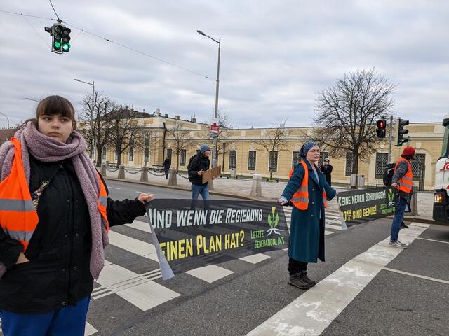 Bei der Westeinfahrt haben sich die Aktivistinnen und Aktivisten breit gemacht. | Foto: Letzte Generation AT