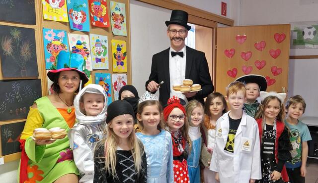Bürgermeister Johannes Heuras begab sich auf Krapfentour durch die Gemeinde. Auch der Volksschule St. Peter mit Direktorin Maria Kimmeswenger stattete er einen Besuch ab. | Foto: Gemeinde St. Peter