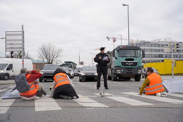 Auch am Landstraßer Gürtel klebten sich die Klimaaktivistinnen und Klimaktivisten am 22. Februar fest. | Foto: Letzte Generation AT