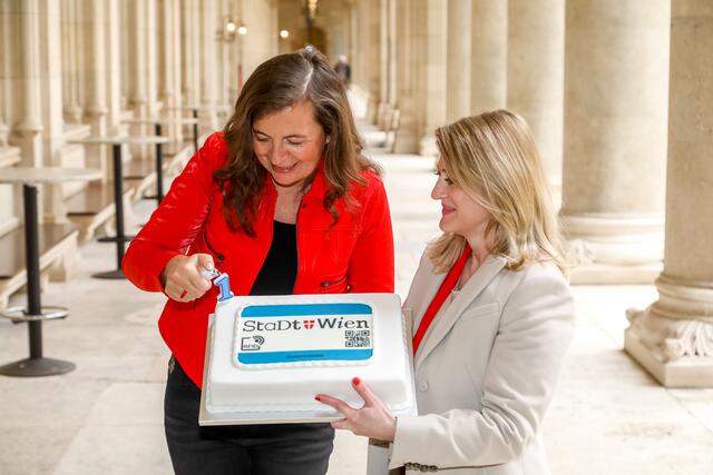 Mobilitätsstadträtin Ulli Sima (SPÖ) und Wiener Neos- Klubobfrau Bettina Emmerling (v.l) sehen das flächendeckende Wiener Parkpickerl als eine "echte Erfolgsstory". | Foto: PID/Christian Fürthner