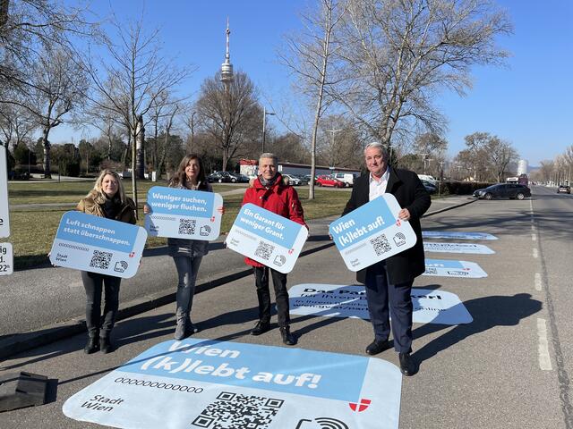 In der Donaustadt wurde das Parkpickerl 2022 freudig erwartet – mit Stadträtin Ulli Sima (2.v.l.) und Bezirksvorsteher Ernst Nevrivy (r., beide SPÖ). | Foto: David Hofer