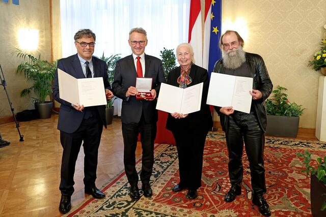 Eleonore Hauer-Rona (2.v.r.), Philipp Maurer (l.) und Stephan Kerschbaum (r.) wurden von Landtagspräsident Ernst Woller (2.v.l., SPÖ) mit dem Verdienstzeichen des Landes Wien ausgezeichnet. | Foto: PID / Martin Votava