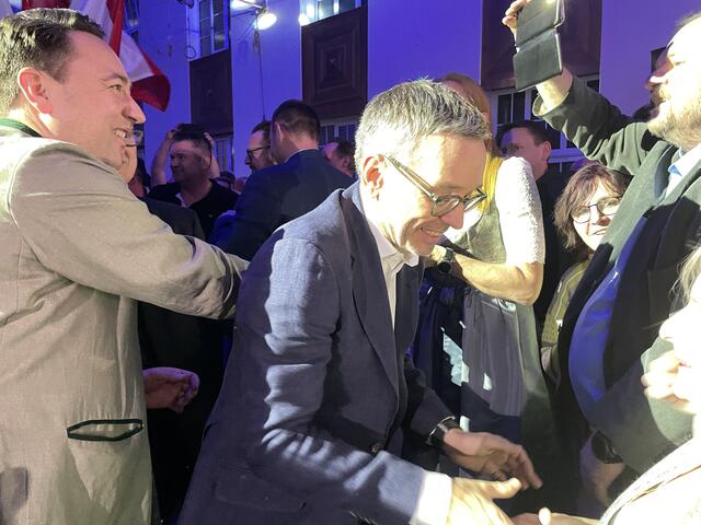 Von der 2021 herrschenden Distanz zwischen Manfred Haimbuchner und Herbert Kickl war in Ried nichts mehr zu spüren.   | Foto: BRS