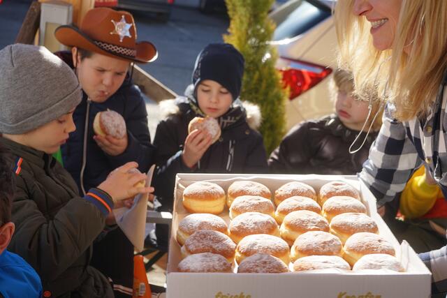 Jedes Kind hat einen Krapfen bekommen.  | Foto: Elisabeth Kloiber