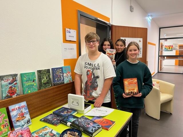 Die Bookbuddys unterstützen das Büchereiteam. | Foto: MS 2 Jenbach