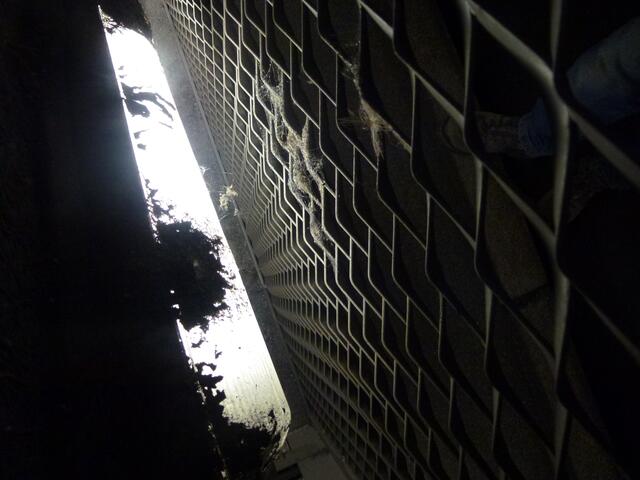 Staub, Dreck und Schmutz reduzieren die Leuchtkraft bei bodennahen Leuchten enorm.
Deshalb sollte man an exponierten Stellen von oben beleuchten ;-)