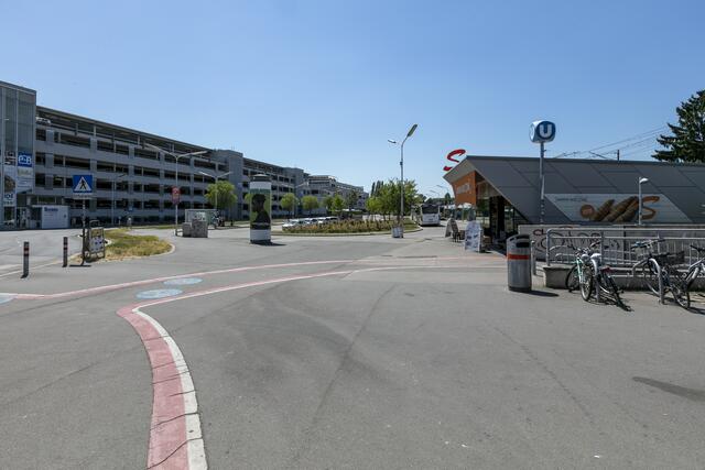 Ein deutlicher Unterschied der Parkplatzsituation zeigt sich in Siebenhirten, wo vor allem rund um die Endstation der U6 viel geparkt wurde, vor allem auch von Autos ohne Wiener Kennzeichen. | Foto: Manfred Helmer / Wiener Linien