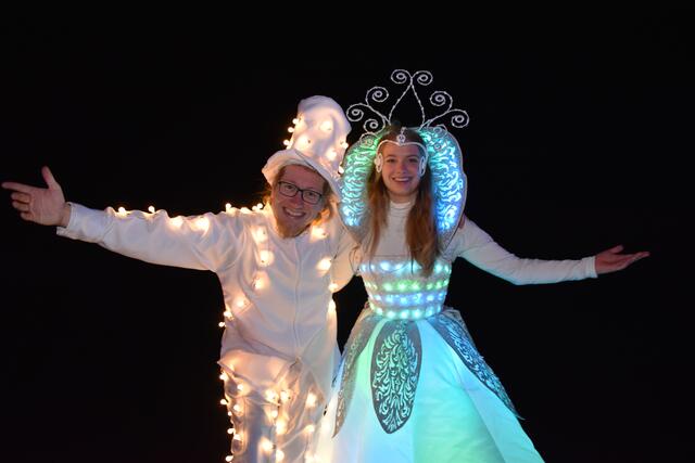 Schön anzusehen war u.a. dieses leuchtende Künstlerpaar vom Spielvolk | Foto: Kainz