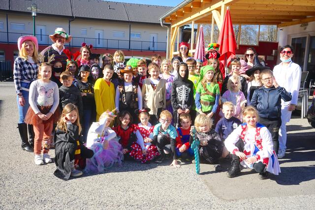 Die Kinder der Volksschule Mogersdorf statteten Nah&amp;Frisch Holzmann einen Besuch ab.  | Foto: Elisabeth Kloiber
