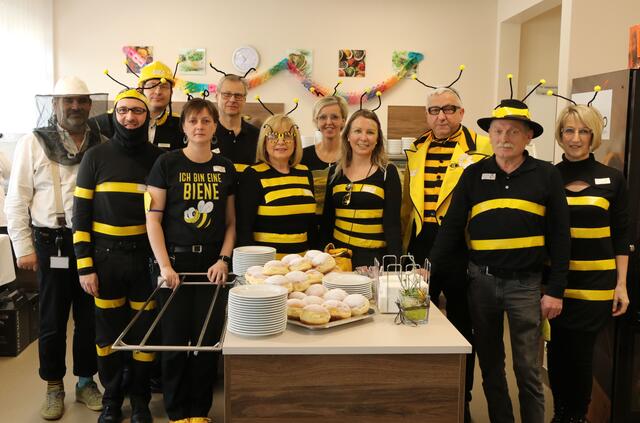 Die Mitarbeiter des Herz-Kreislauf-Zentrums Groß Gerungs summten als Bienen umher. | Foto: HKZ Groß Gerungs