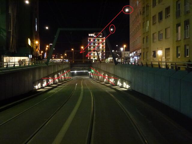 Was wäre wenn, die 106 Wandbeleuchtungsbunkte durch etwa 7 Straßenlaternen ersetzt würden, die oberhalb der Straßenbahntrasse montiert wären?

Hat man Mut für ein einfaches nachhaltiges Strom-Einsparprojekt wo auf der einen Seite die Lichtausbeute erhöht wird und auf der anderen Seite der Stromverbrauch um etwa etwa 85 Prozent reduziert wird?