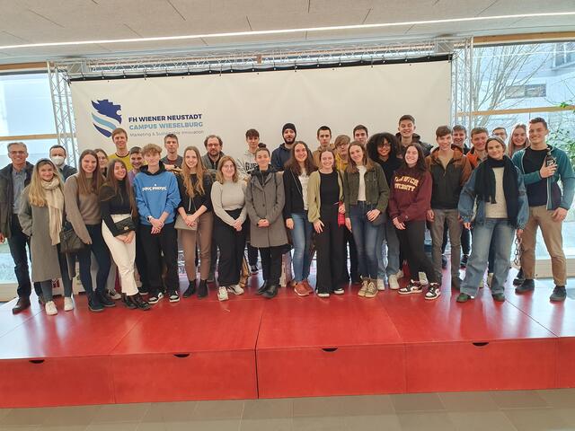 Die 5AK und 5BK der HAK Waidhofen an der FH Wieselburg, im linken Bildbereich hintere Reihe v.l.n.r.: Helmut Gaisbauer, Daniel Raab, Jürgen Hörndler, Stefan Grohs-Müller, Emmerich Haimer