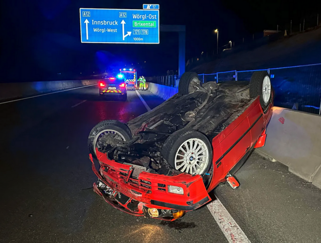 In der Nacht auf Dienstag stieß ein 27-Jähriger auf der Autobahn in der Höhe von Angath gegen eine Betonschutzwand.  | Foto: ZOOM.TIROL