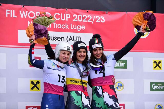 Tina Unterberger (li.) landete in Umhausen auf dem zweiten Platz und konnte sich somit auch über Rang zwei im Gesamtweltcup der Naturbahnrodlerinnen freuen. | Foto: ÖRV/Miriam Jennewein