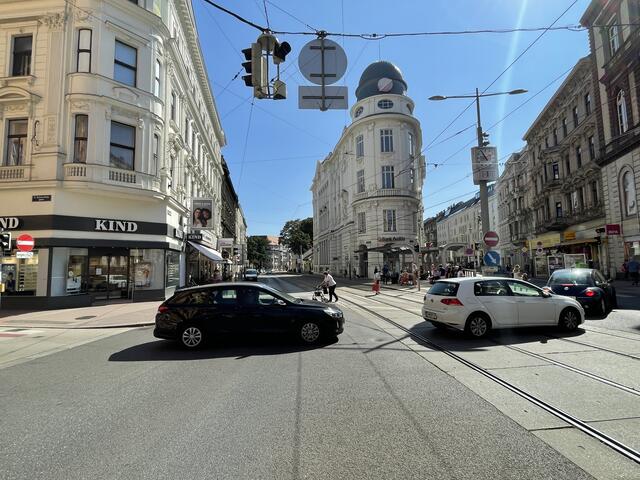 Am Elterleinplatz kommen alle Verkehrsteilnehmer zusammen. Autos, Fußgänger, Straßenbahn und Radfahrer. | Foto: mjp