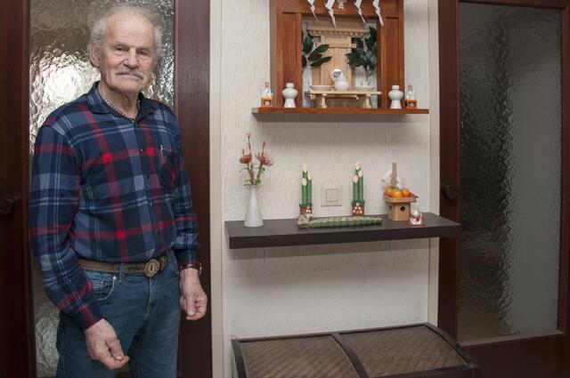 Erwin Steinhauser hat sich asiatischen Kampfkünsten verschrieben. Das erkennt man auch in seinen eigenen vier Wänden.  | Foto: Wolfgang Unger