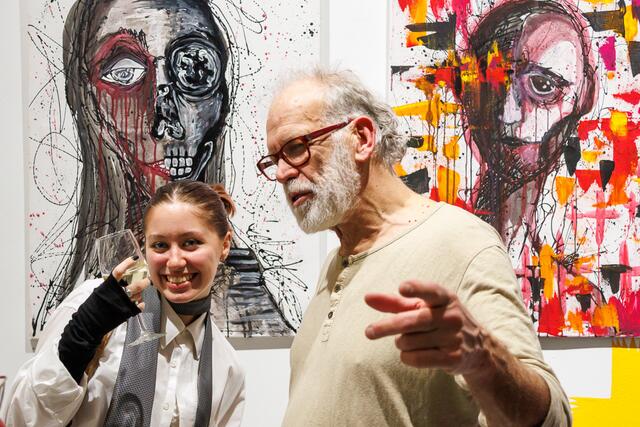 Model Mercedes Mayerhofer und Keramikkünstler Rudolf Fiedler | Foto: Helmut Sagmeister