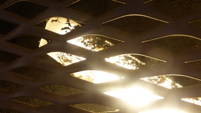 Staub, Dreck und Schmutz reduzieren die Leuchtkraft bei bodennahen Leuchten enorm.
Deshalb sollte man an exponierten Stellen von oben beleuchten ;-)