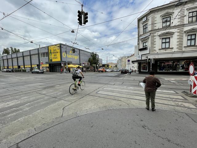 An der Kreuzung Thaliastraße/Panikengasse mit Blick in die Feßtgasse kommen Radfahrer, Fußgänger und PKW zusammen. | Foto: mjp