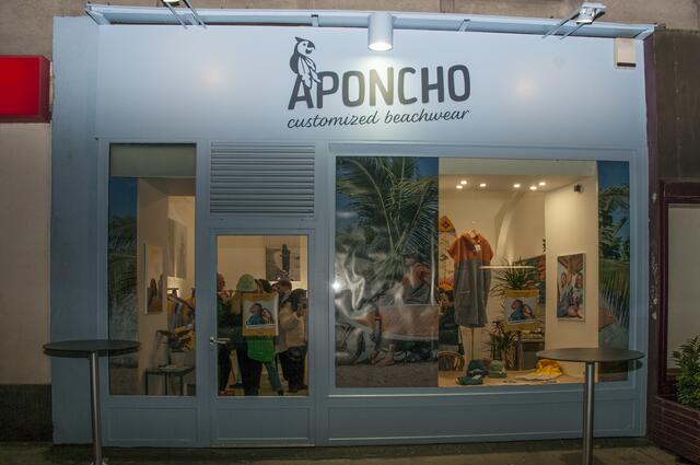 Relativ schnell etablierte sich ihr kleines Unternehmen durch das Angebot an Ponchos, die aus kuscheligem Material, fröhlichen Farben und einem extravaganten Schnitt verarbeitet sind. | Foto: Wolfgang Unger