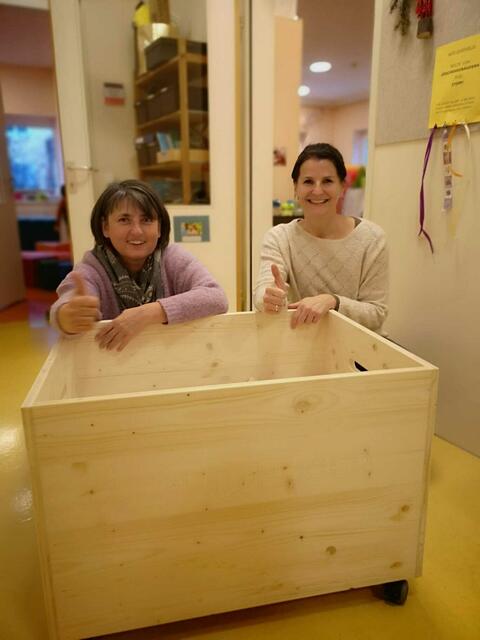 Bei der Übergabe der Holzbastelkiste im Kindergarten Sonnenhof. | Foto: Johannes Spatzenegger, Schmidhuber’s Möbelwerkstätte