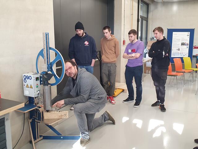 Emmerich Haimer bei der Demonstration des Kunststoff-Gießens beobachtet von v.l.n.r. Ishak Kücükyasar, Marcel Kronsteiner, Lukas Maderthaner und Jonas Bachner | Foto: HAK Waidhofen