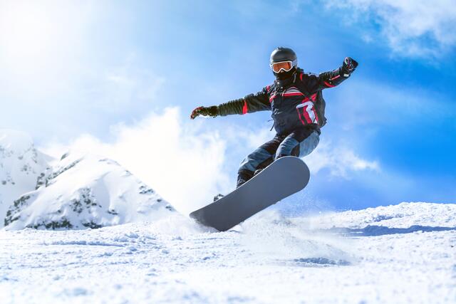 Der unbekannte Snowboarder dürfte laut Spuren selbständig und unversehrt die Schipiste erreicht haben. | Foto: stock.adobe.com/Symbolfoto